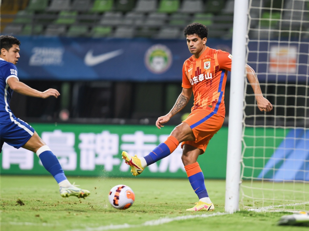 山东泰山解围失误酿祸 费利佩精准抽射破门 在足球比赛中,解围是一项基本而重要的技术